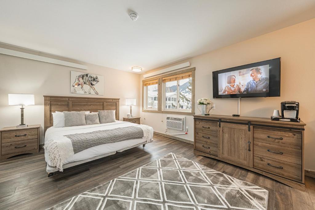 a bedroom with a large bed and a television at Miller Park Lodge in Jackson