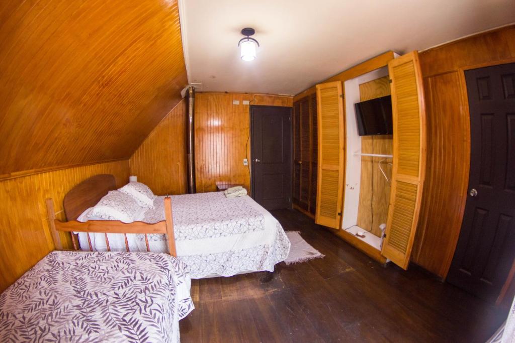 Uma cama ou camas num quarto em Hostal Helios