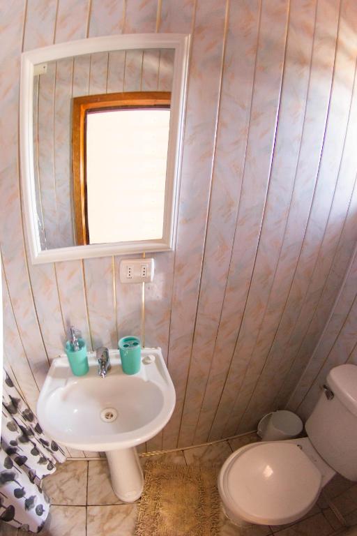 Uma casa de banho em Hostal Helios