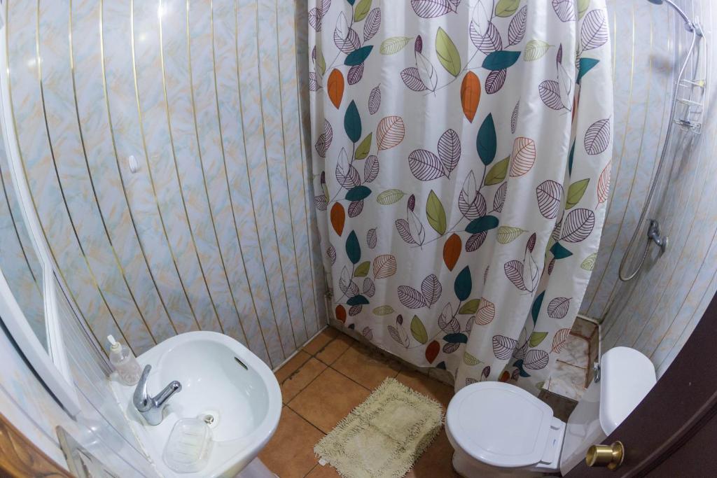 Uma casa de banho em Hostal Helios