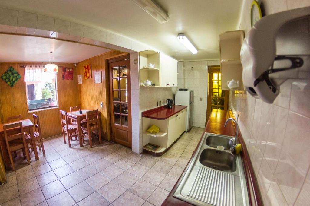 A cozinha ou kitchenette de Hostal Helios