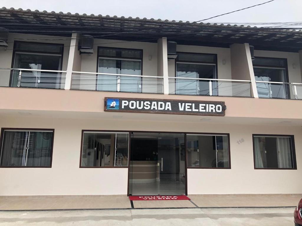 um edifício com um sinal que lê pusska televisão em Pousada Veleiro em Porto Seguro