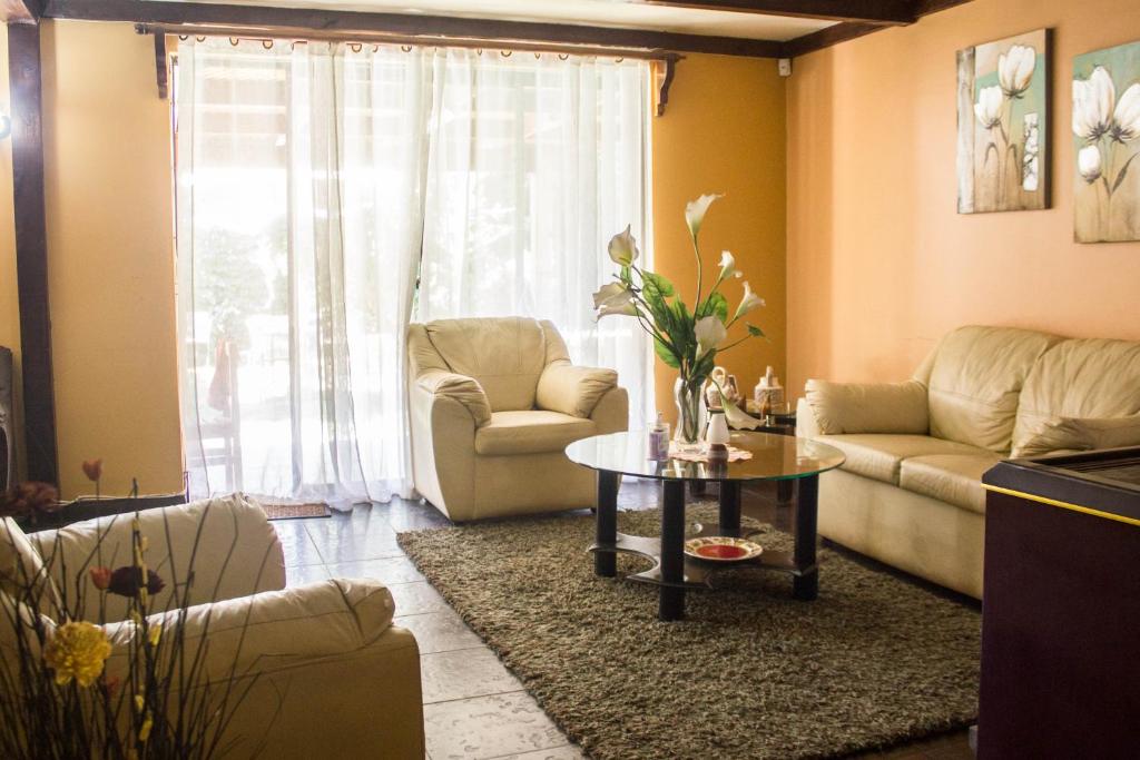 Uma área de estar em Hostal Helios