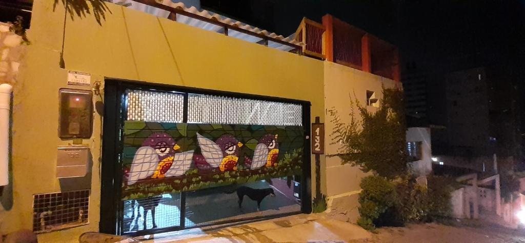 un edificio con una puerta con vidrieras en Suíte confortável en Florianópolis