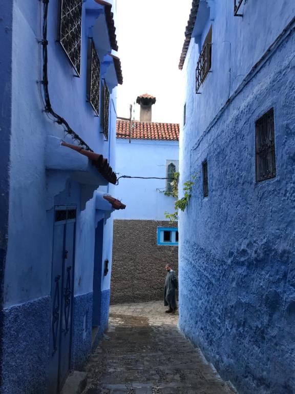 un vicolo nella città blu di Chefchaouen di Casa Marisco a Chefchaouen