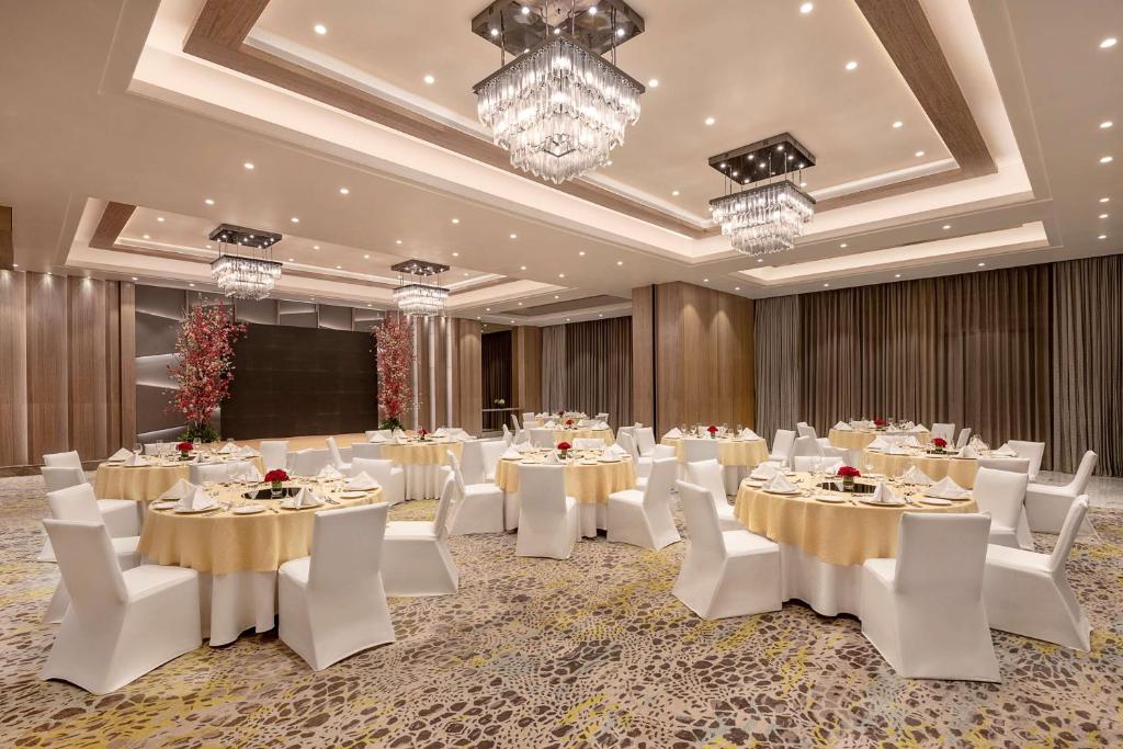Un restaurante o sitio para comer en Radisson Mumbai Andheri MIDC