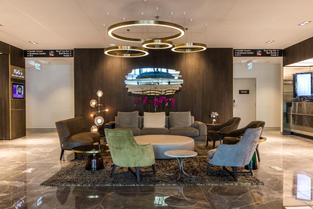 eine Lobby mit einer Couch, Stühlen und einem Tisch in der Unterkunft The Branksome Hotel & Residences in Sydney