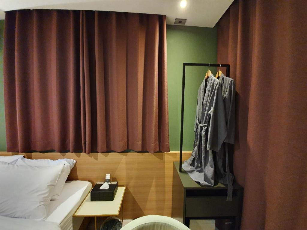 Postel nebo postele na pokoji v ubytování Browndot hotel songtan