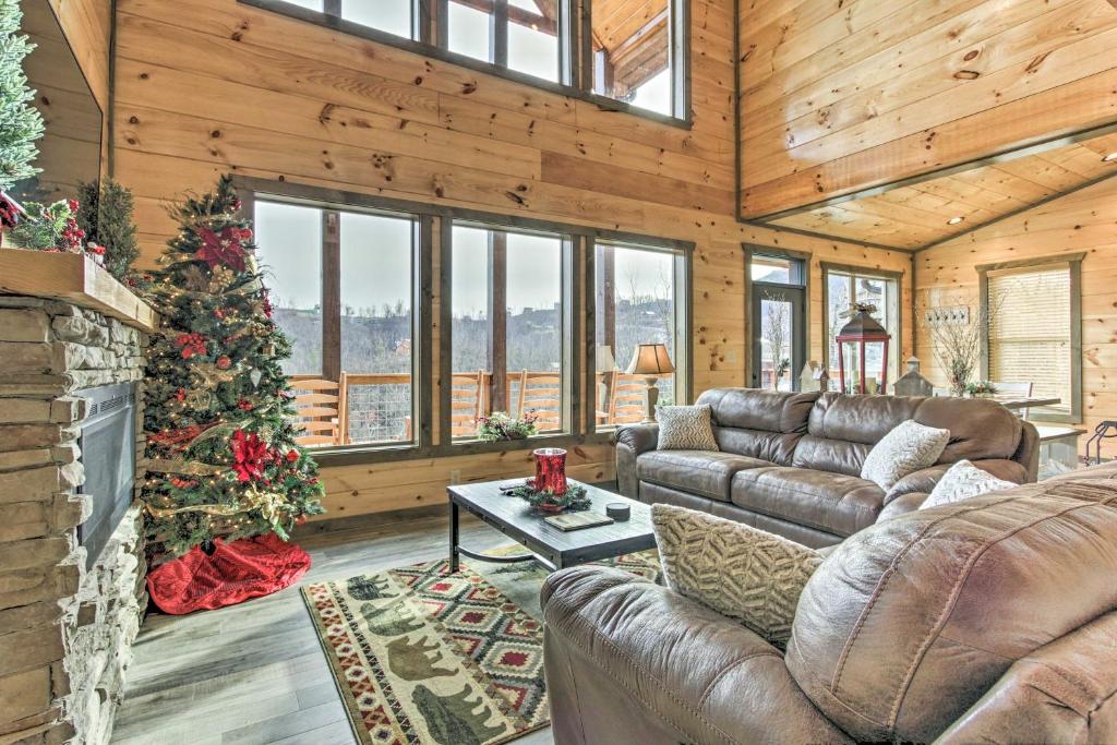 Smoky Mtn Hideaway with Hot Tub, Deck and Gorgeous View