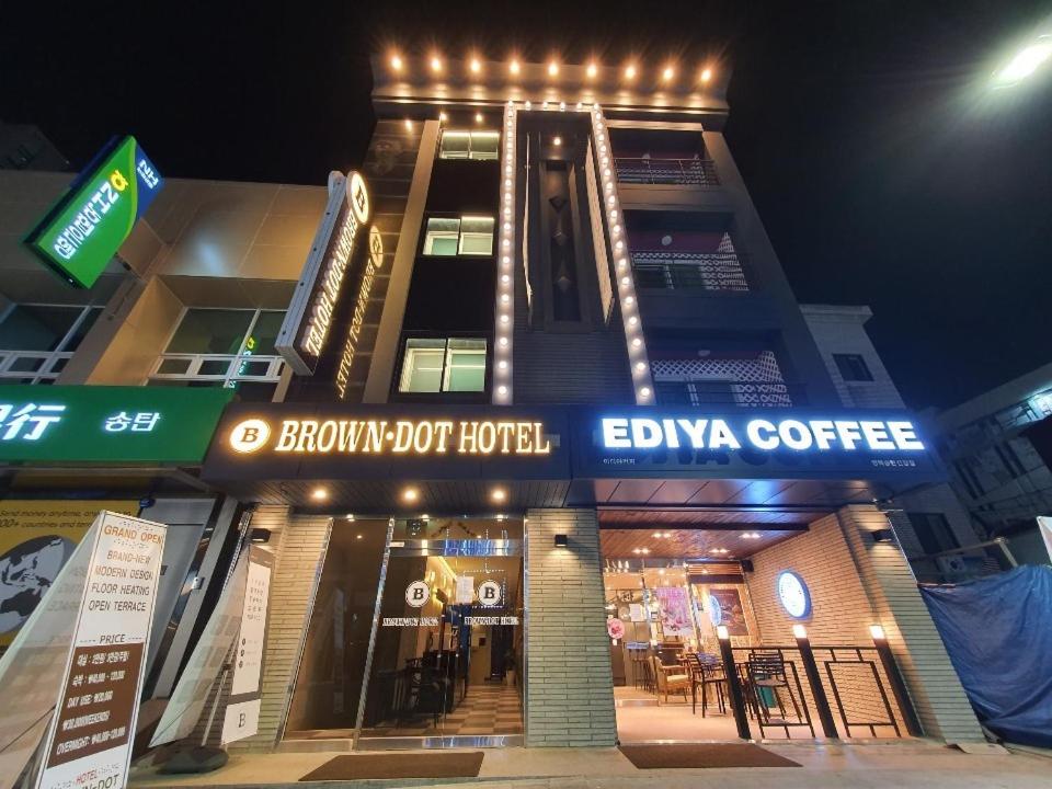 un edificio con un cartel que dice hotel caliente bronce en Browndot hotel songtan, en Pyeongtaek
