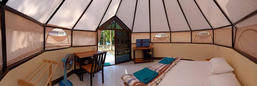 Postel nebo postele na pokoji v ubytování Camp Hadee Koh Yao Noi