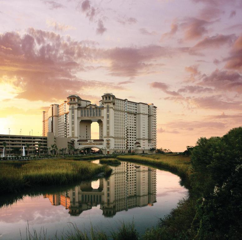 een gebouw naast een waterlichaam bij North Beach Resort & Villas in Myrtle Beach