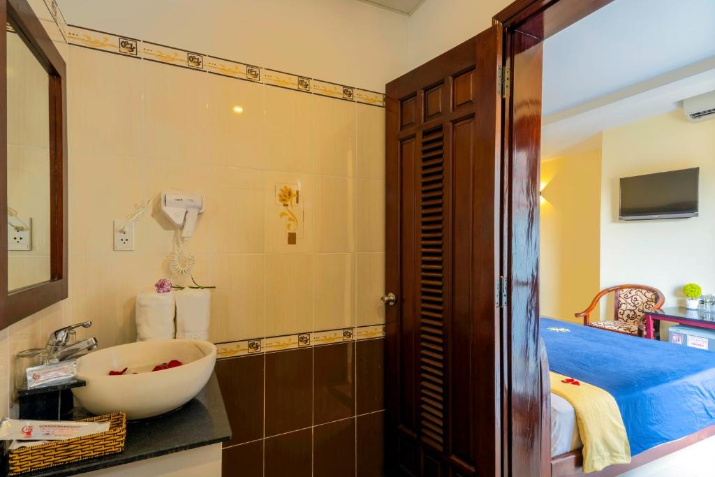 Postel nebo postele na pokoji v ubytování Golden River Hotel