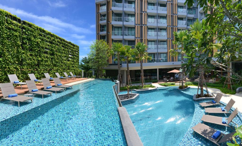 Bazén v ubytování Hotel Amber Pattaya nebo v jeho okolí