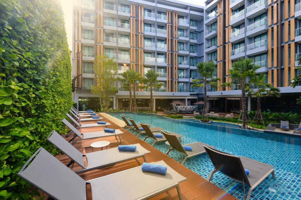 Bazén v ubytování Hotel Amber Pattaya nebo v jeho okolí