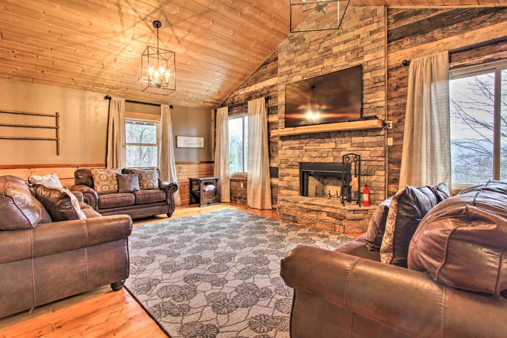 Ruang duduk di Spacious Gatlinburg Cabin with Hot Tub and Game Room!