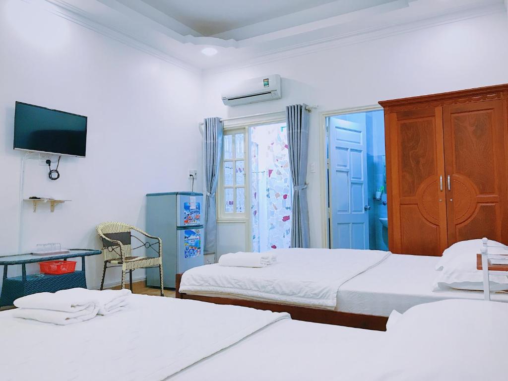 Giường trong phòng chung tại Hotel Khanh An