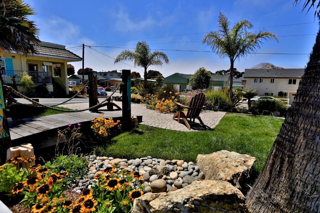 a garden with rocks and flowers in a yard at Beach Bungalow Inn and Suites in Morro Bay