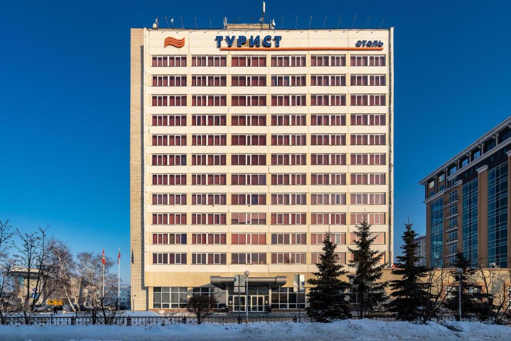 un grand bâtiment avec un panneau krups dans l'établissement Tourist Hotel, à Omsk