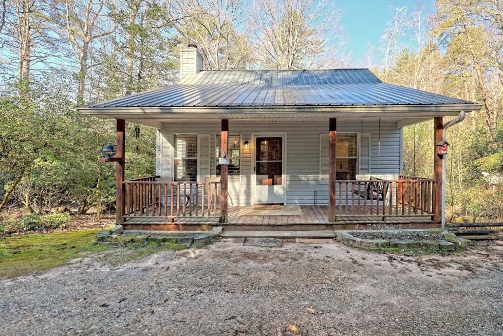 ein kleines weißes Haus mit einer Veranda und einer Terrasse in der Unterkunft Laurel Creek in Helen