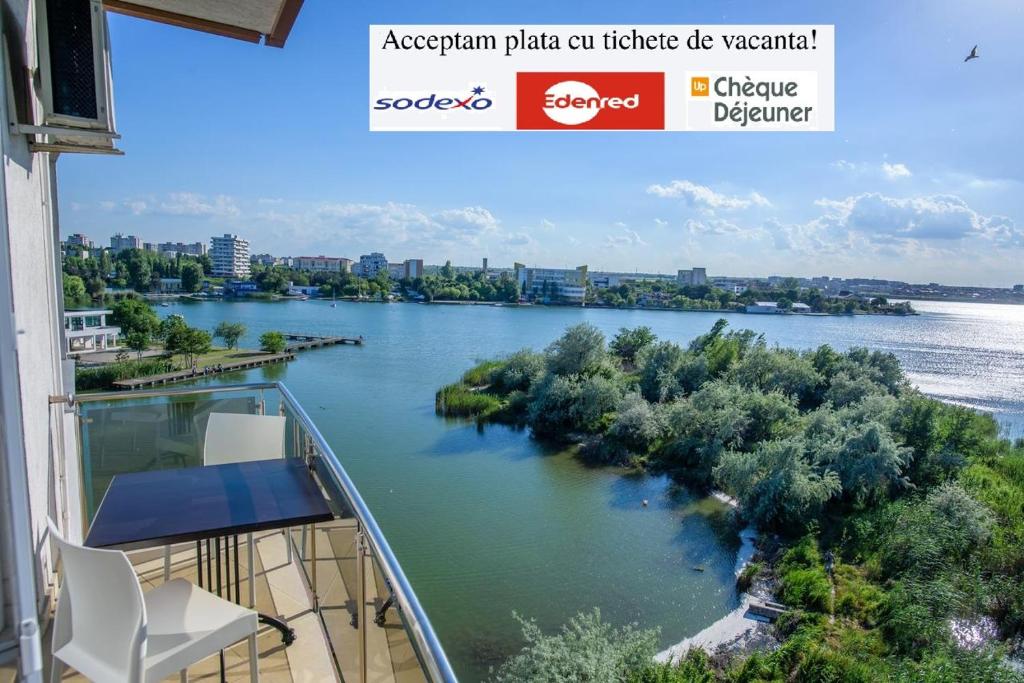 vistas al río desde el balcón de un edificio en C&Y Apartments Aqua Park en Mamaia