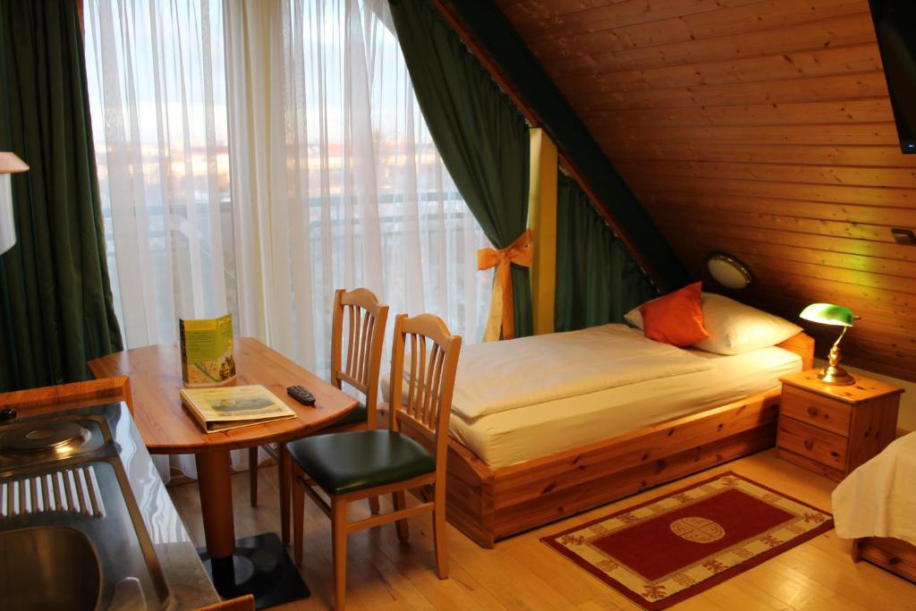 Postel nebo postele na pokoji v ubytování Hotel Asperner Löwe
