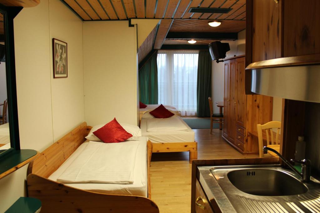 Postel nebo postele na pokoji v ubytování Hotel Asperner Löwe