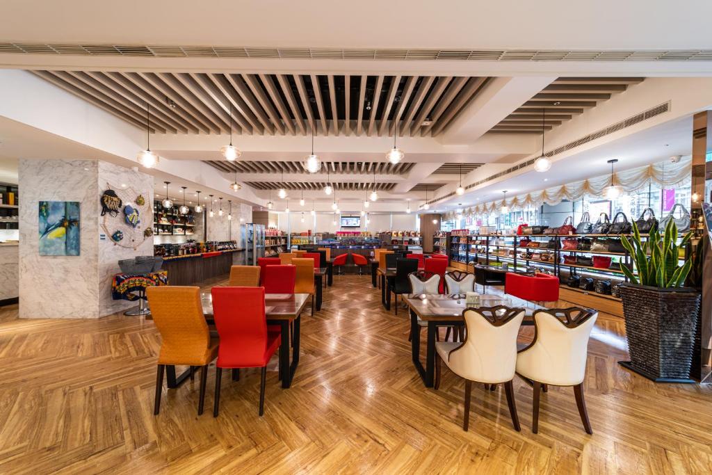 A restaurant or other place to eat at Fish Hotel-Pingtung