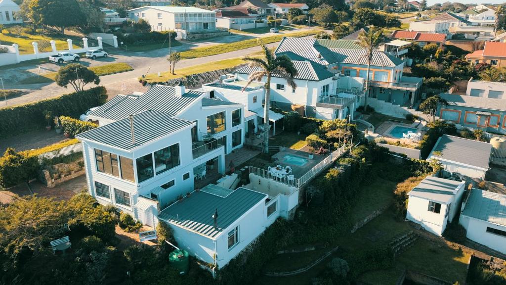 una vista aérea de una gran casa blanca en The Lookout Guest House, en Port Alfred