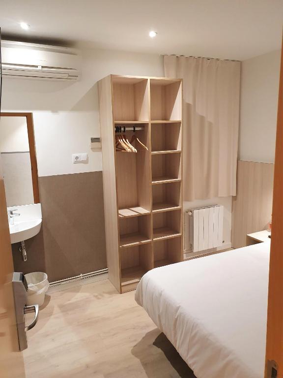 Postel nebo postele na pokoji v ubytování Hostal BESTPRICE Barcelona Stadium