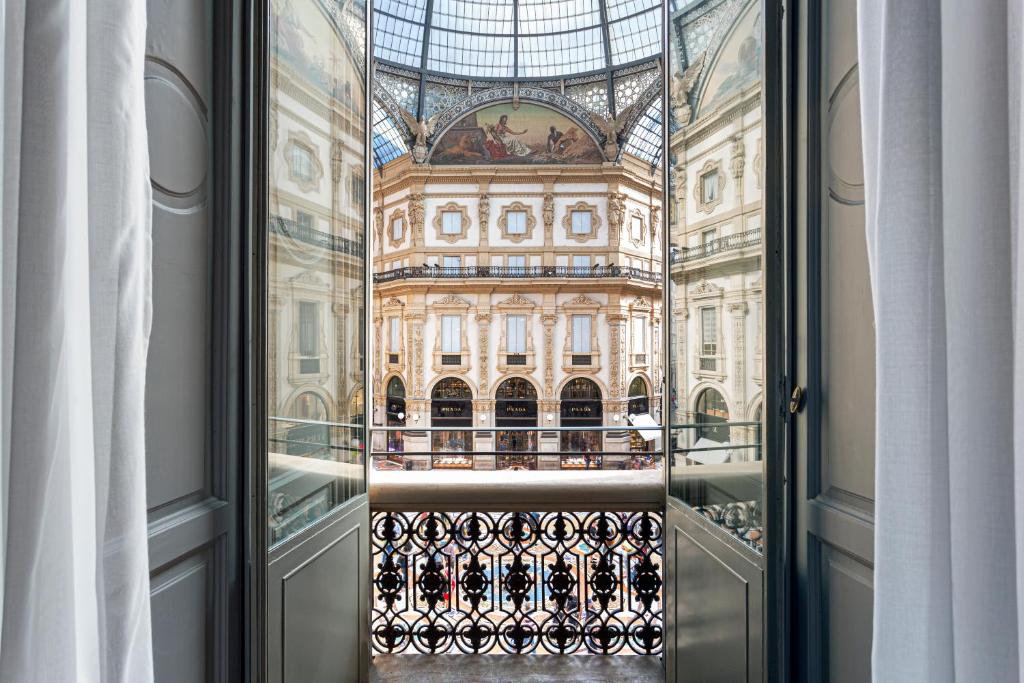 d'une porte en verre avec vue sur le bâtiment. dans l'établissement Galleria Vik Milano, à Milan