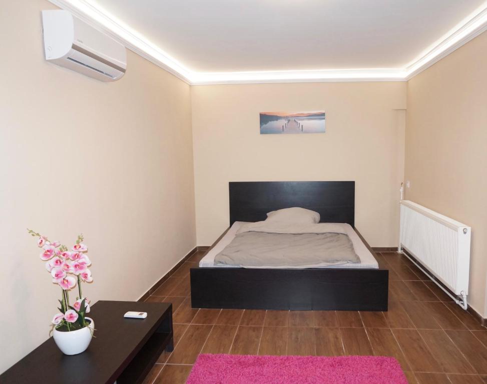 1 dormitorio con 1 cama y 1 mesa en Toscana 2 Debrecen, en Debrecen