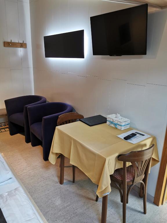 TV a/nebo společenská místnost v ubytování Hôtel Belair "Ravel Etape"