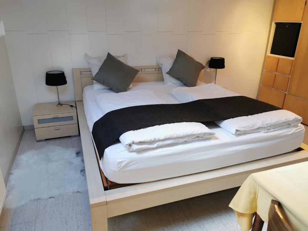 Postel nebo postele na pokoji v ubytování Hôtel Belair "Ravel Etape"