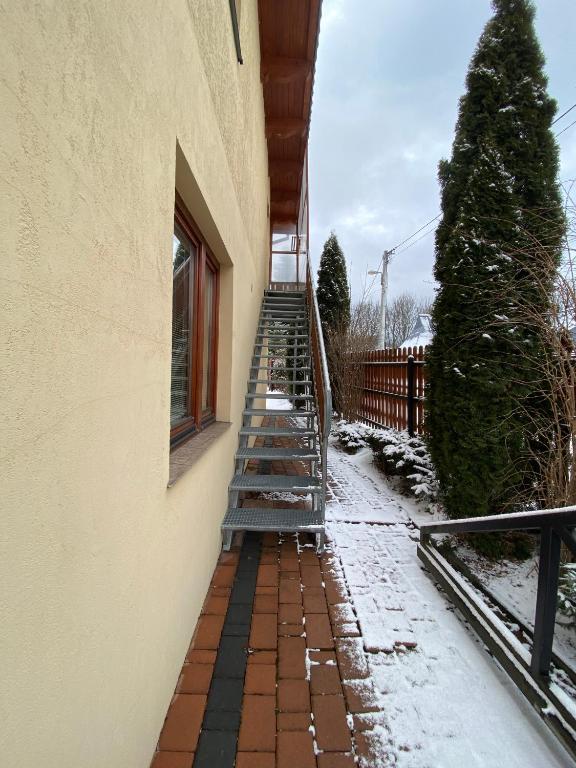 Obiekt Apartamenty pokoje Nad Potokiem zimą