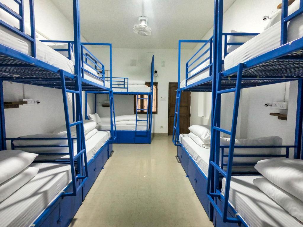 Postel nebo postele na pokoji v ubytování Live Free Hostel Varanasi