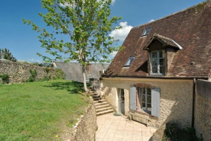 ein Backsteinhaus mit einem Baum und Treppen zum Hof in der Unterkunft Chez Mémé Caillou, Gîte 6 personnes in Montmirail