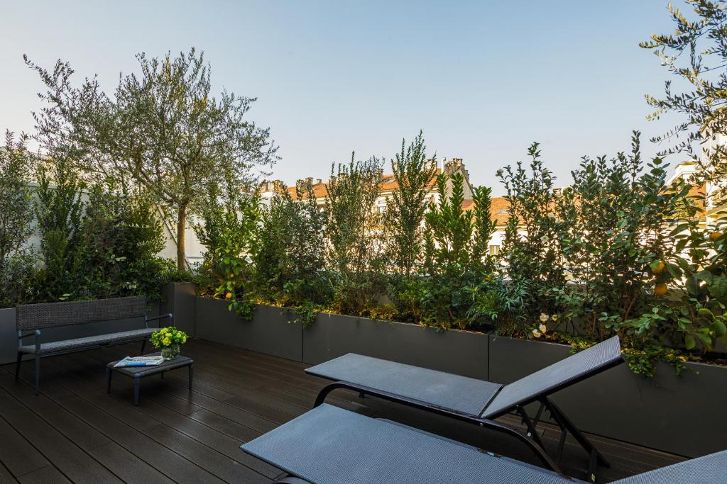A garden outside Magna Pars l'Hotel à Parfum, Small Luxury Hotels of the World