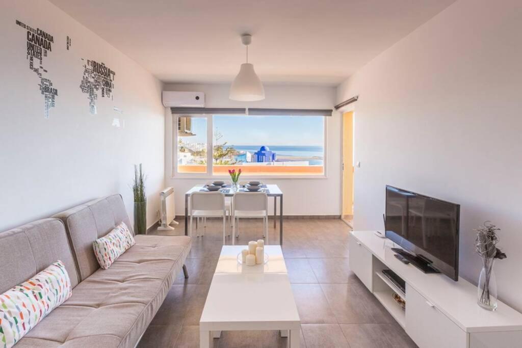 salon z kanapą, telewizorem i stołem w obiekcie APARTAMENTO PRIMERA LINEA w mieście Mojácar