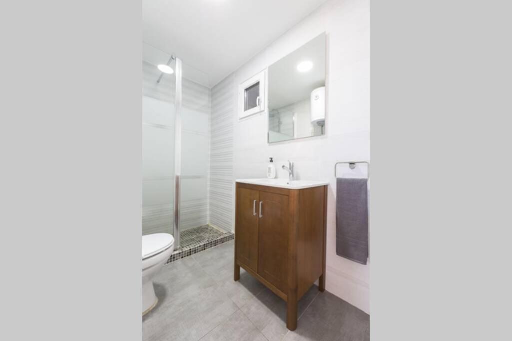 łazienka z umywalką i toaletą w obiekcie APARTAMENTO PRIMERA LINEA w mieście Mojácar
