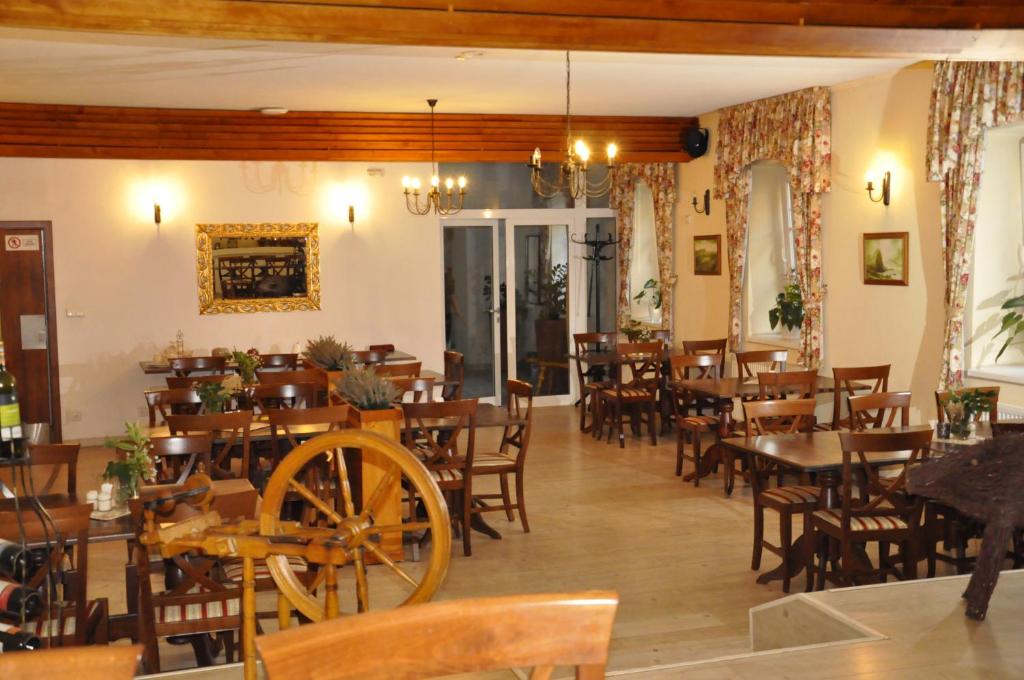 A restaurant or other place to eat at Penzión U Srnčíka
