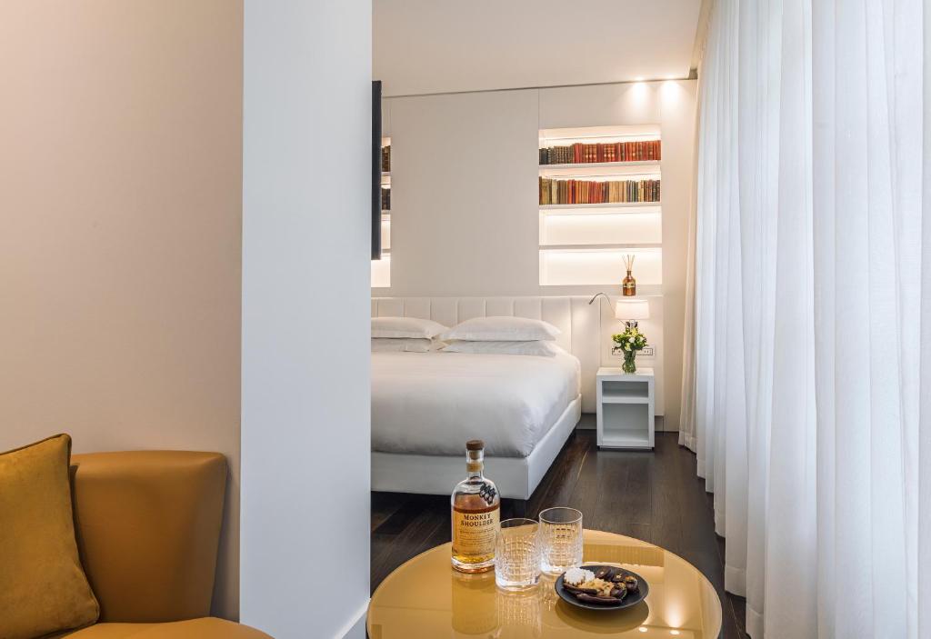A bed or beds in a room at Magna Pars l'Hotel à Parfum, Small Luxury Hotels of the World