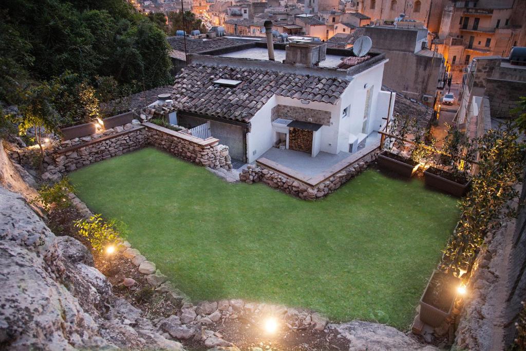 una vista aerea di una casa con un cortile verde di Civico24 a Scicli