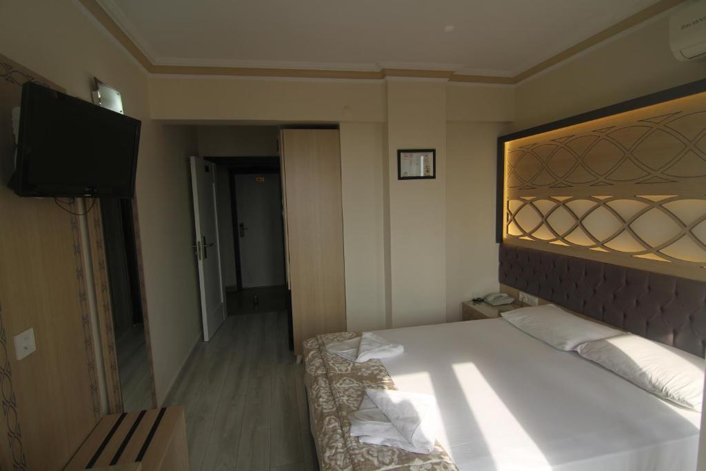 Postel nebo postele na pokoji v ubytování Grand Liza Hotel