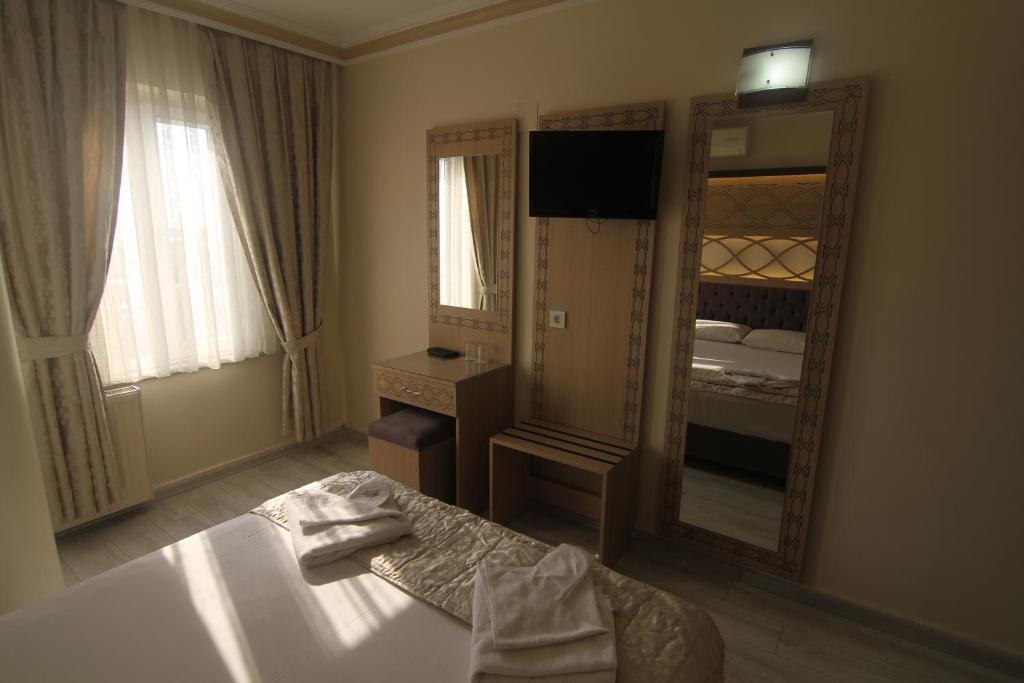 Postel nebo postele na pokoji v ubytování Grand Liza Hotel