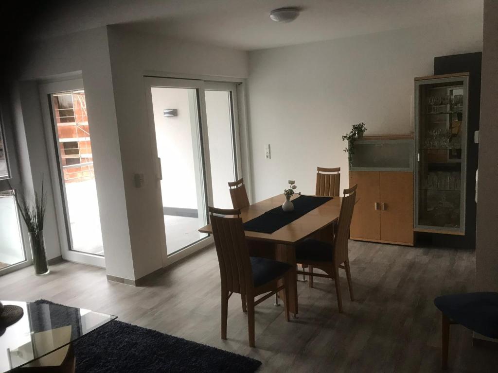 ein Wohnzimmer mit einem Esstisch und Stühlen in der Unterkunft Ferienwohnung 2, Wildes Wässerchen in Bad Hersfeld