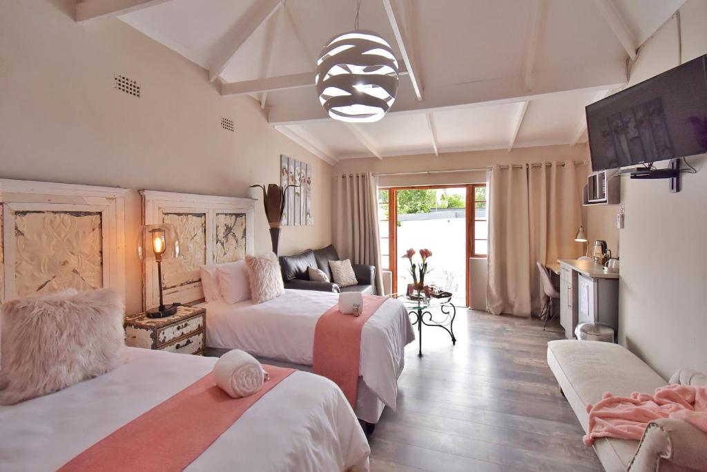a living room with two beds and a couch at De Witte Huis in Bethlehem