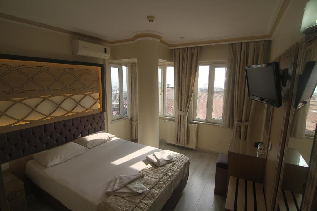 Postel nebo postele na pokoji v ubytování Grand Liza Hotel