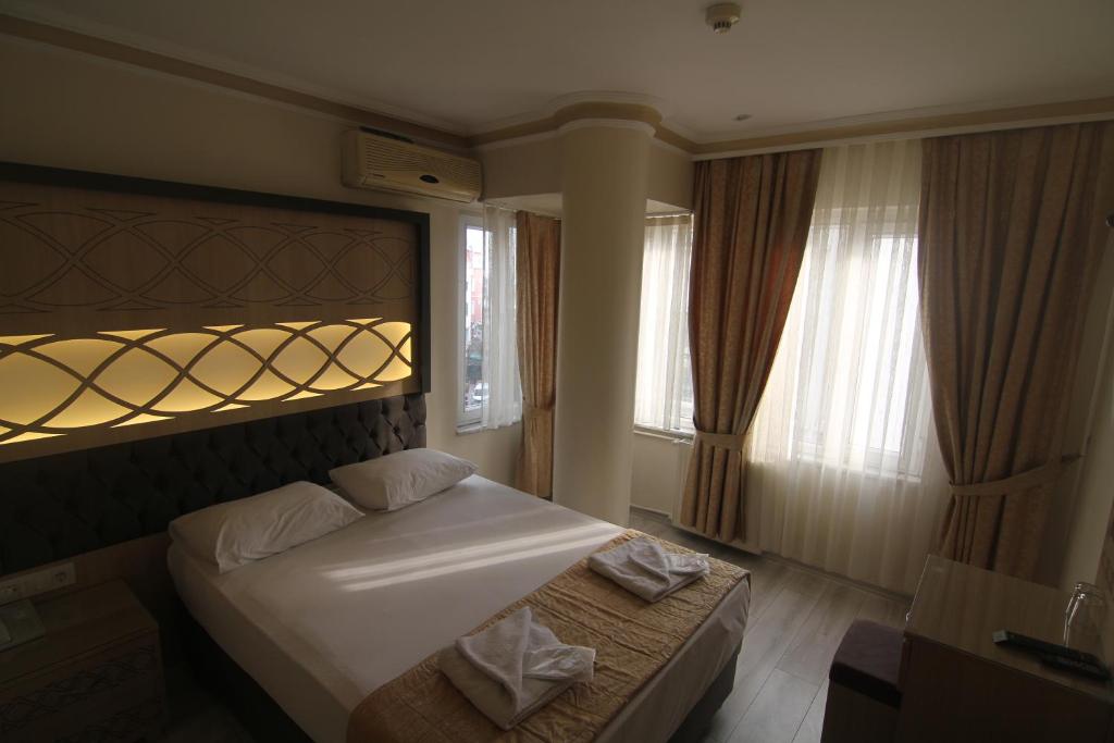 Postel nebo postele na pokoji v ubytování Grand Liza Hotel