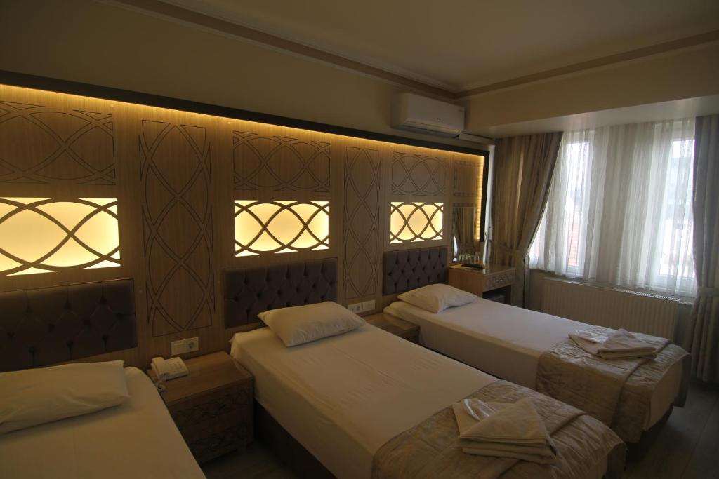 Postel nebo postele na pokoji v ubytování Grand Liza Hotel